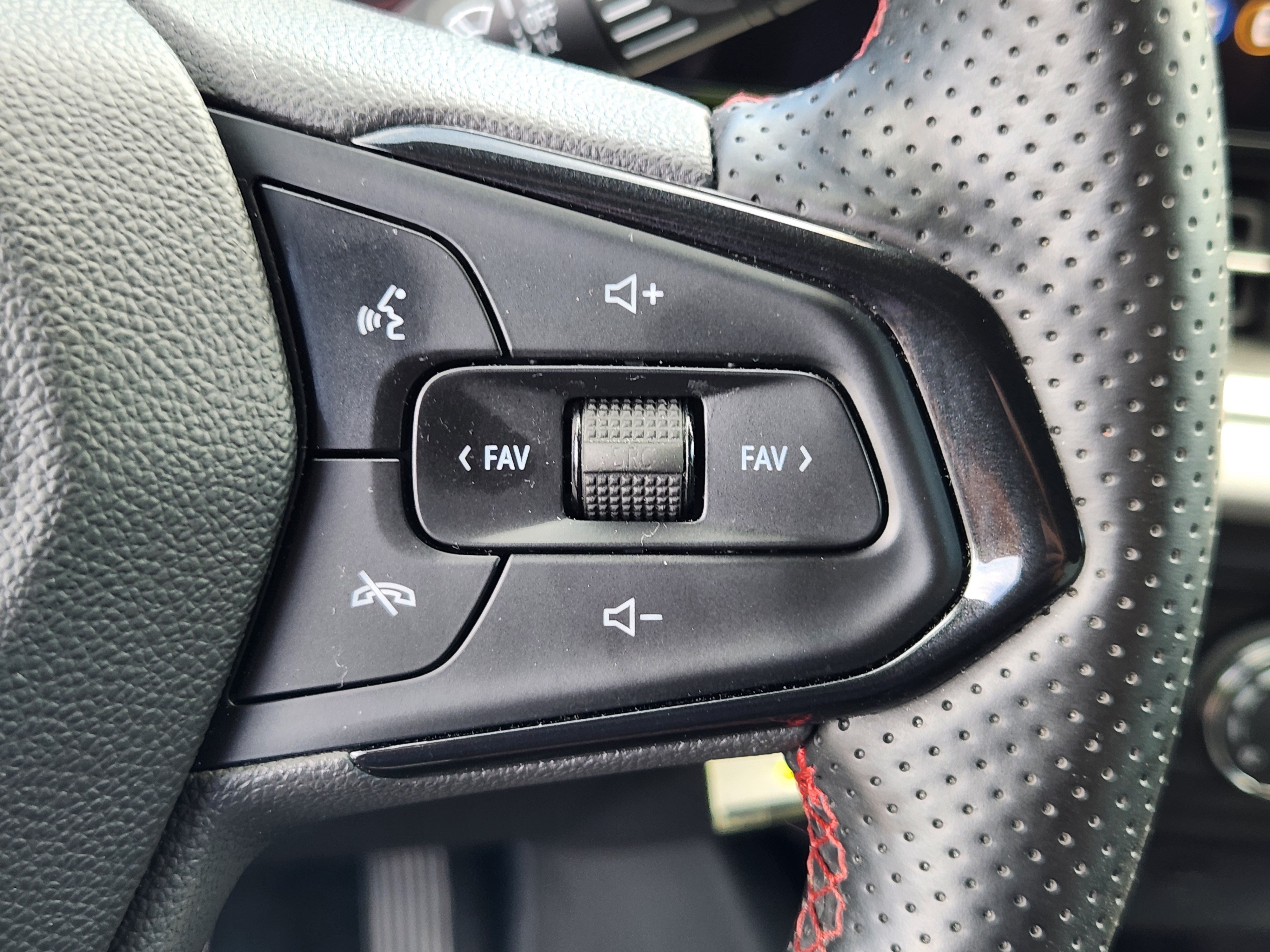 Used 2024 Chevrolet Trax RS w/ Sunroof Package FWD image 23