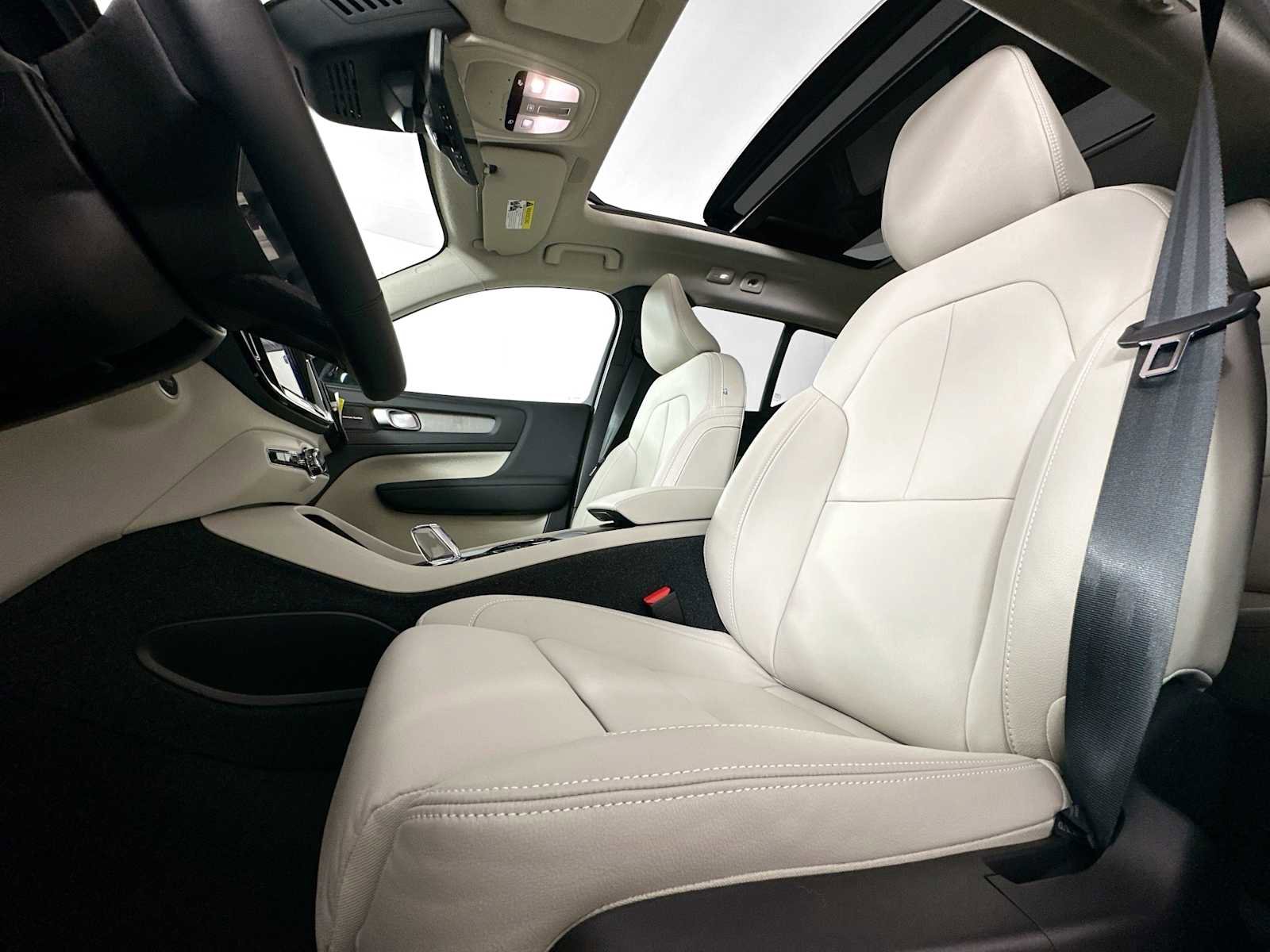 Used 2025 Volvo XC40 B5 Ultra w/ Protection Package image 18