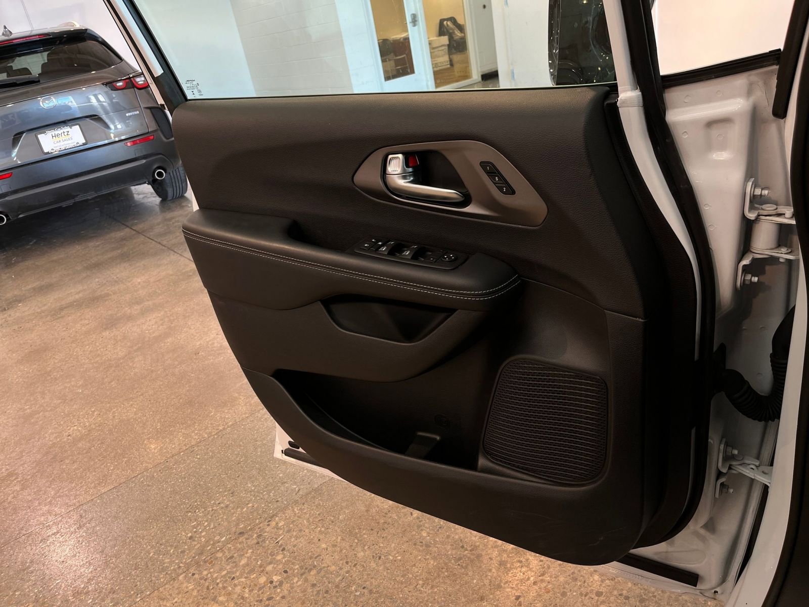 Used 2025 Chrysler Pacifica Select image 18