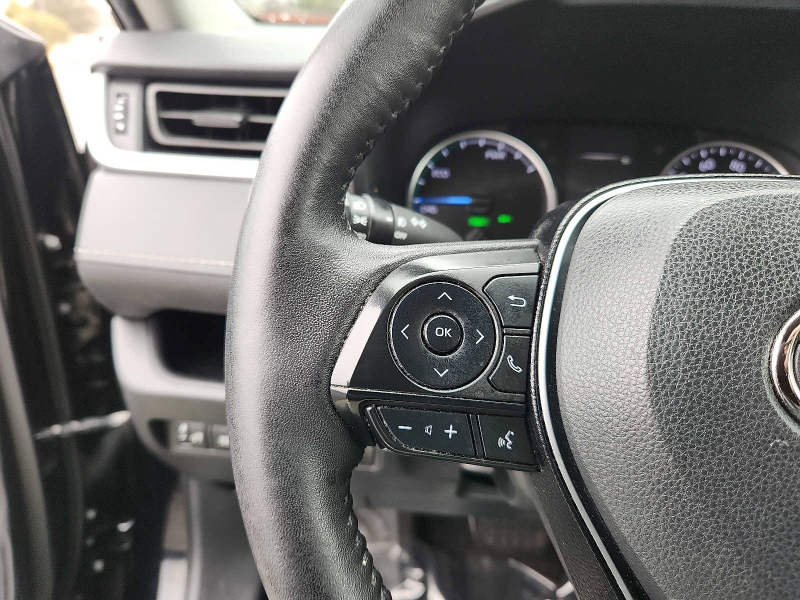 Used 2021 Toyota RAV4 XLE w/ XLE Grade Weather Package image 20