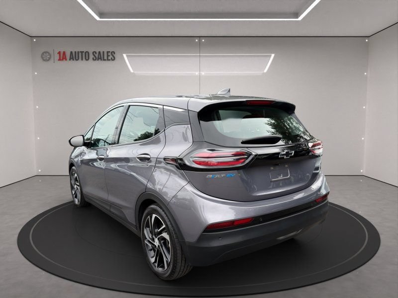 Used 2023 Chevrolet Bolt LT w/ 2LT w/ Infotainment Package FWD image 3