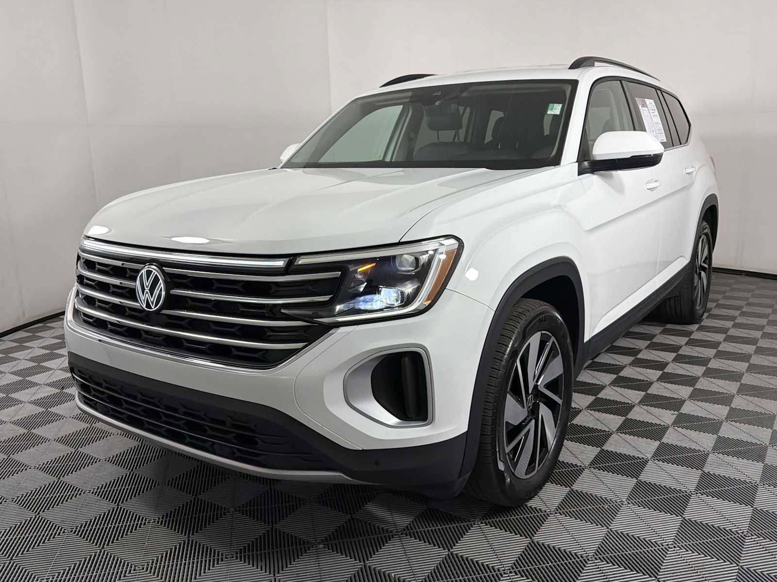 Used 2025 Volkswagen Atlas SE AWD/4WD image 3