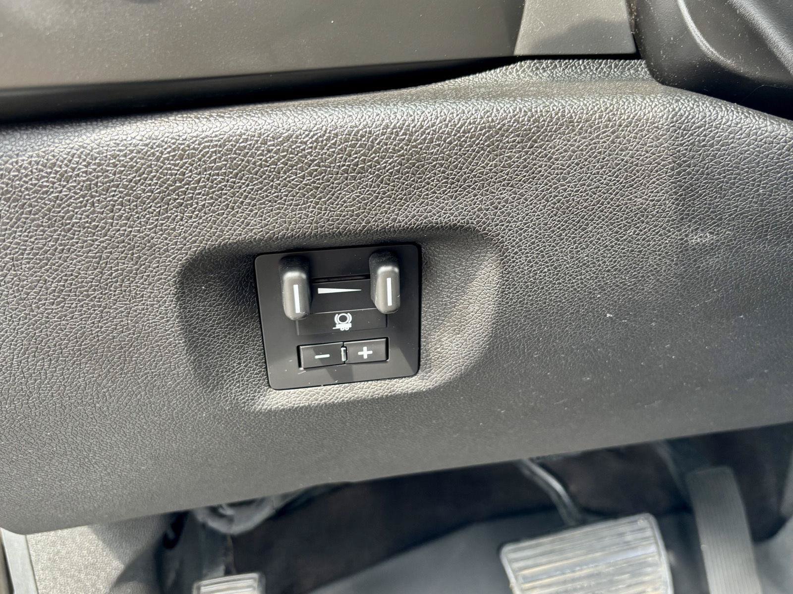 Used 2013 Chevrolet Silverado 1500 LT AWD/4WD image 4