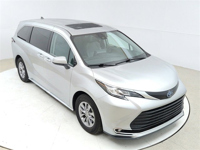 Used 2022 Toyota Sienna XLE image 13