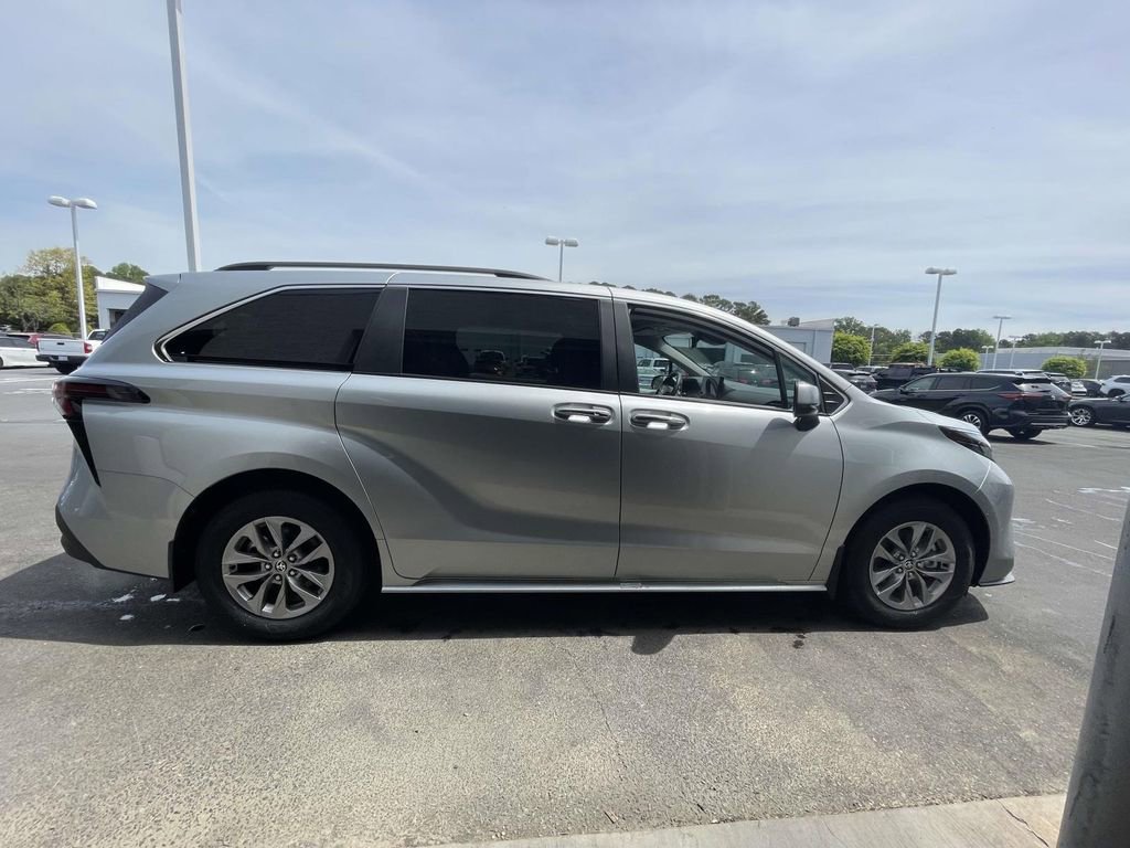 Used 2025 Toyota Sienna XLE image 17