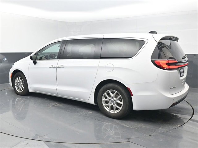 Used 2024 Chrysler Pacifica Touring-L image 3