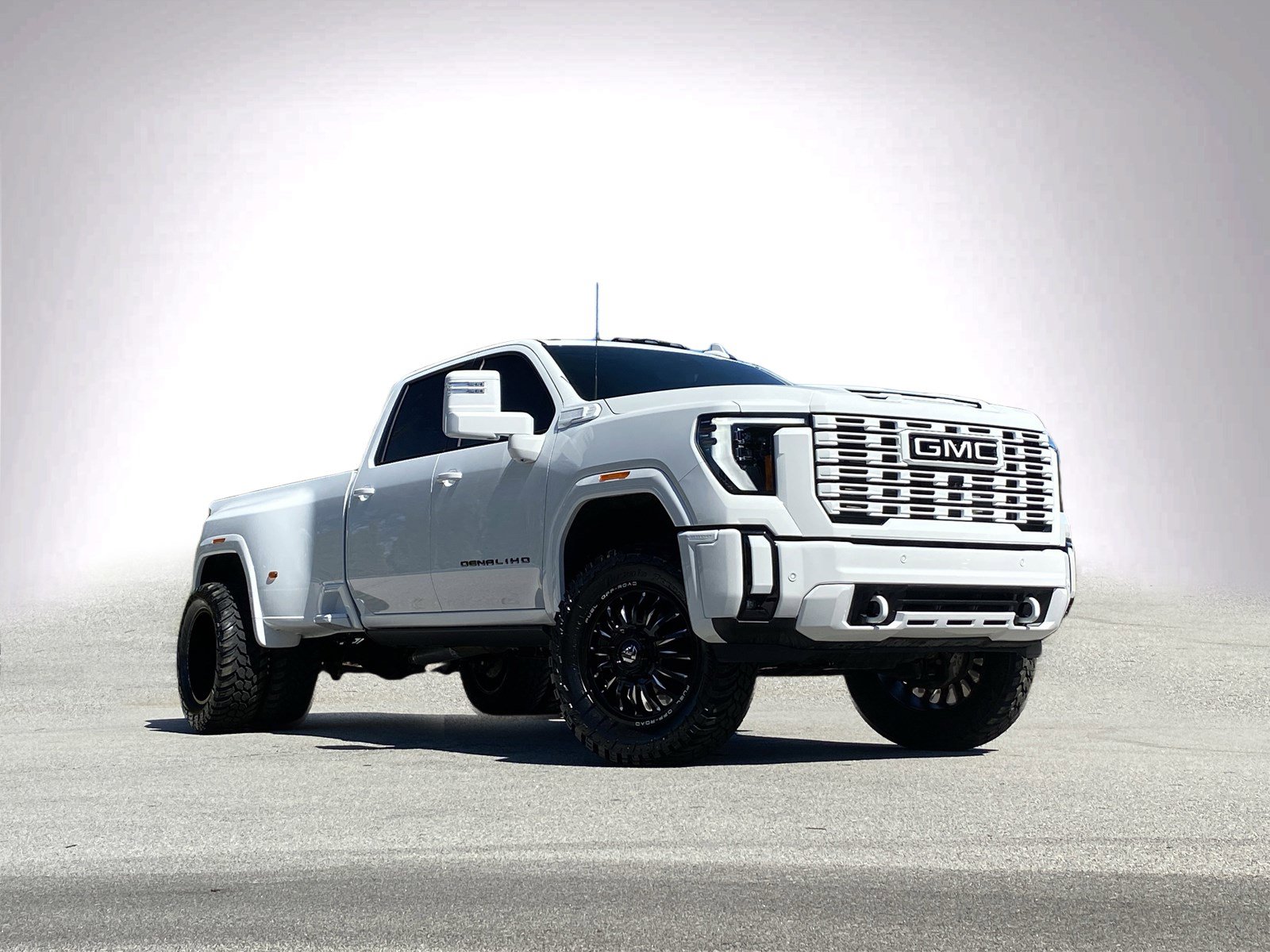 Used 2026 GMC Sierra 3500 Denali w/ Denali Reserve Package AWD/4WD image 2