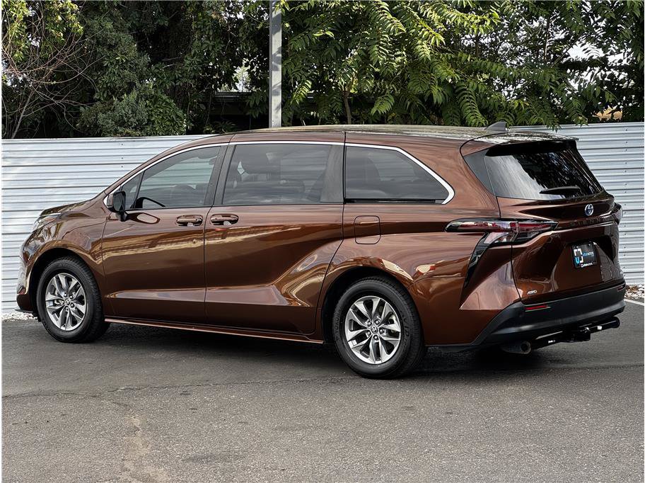 Used 2024 Toyota Sienna LE AWD/4WD image 3