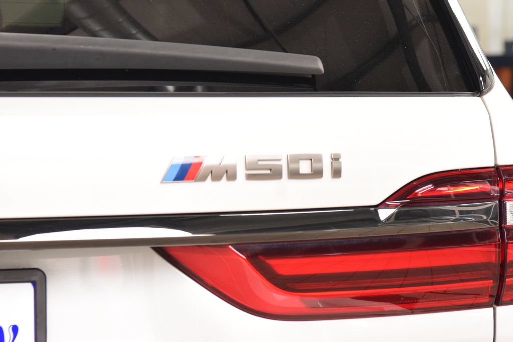 Used 2020 BMW X7 M50i w/ Dynamic Handling Package AWD/4WD image 23