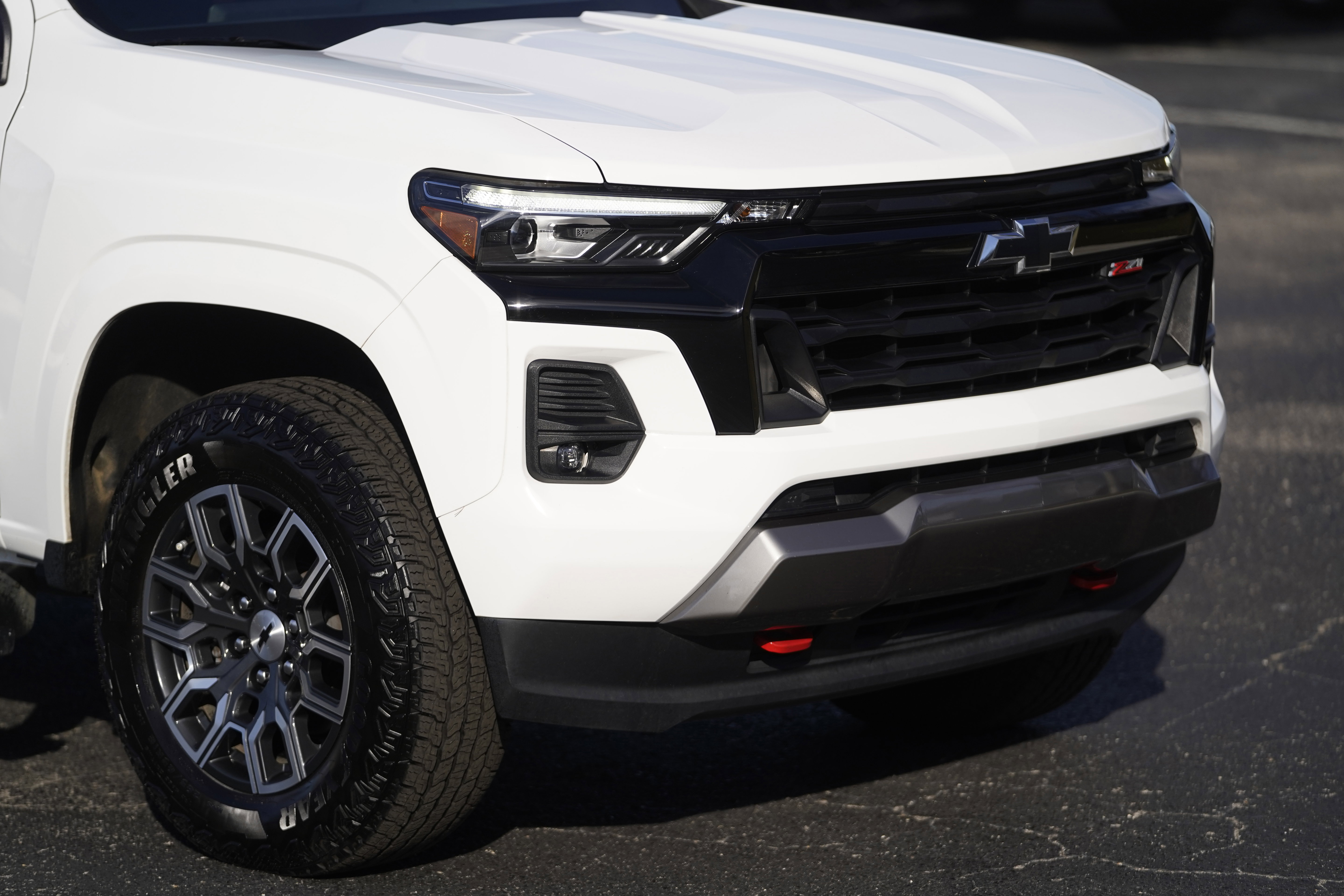 Used 2024 Chevrolet Colorado Z71 w/ Safety Package image 39