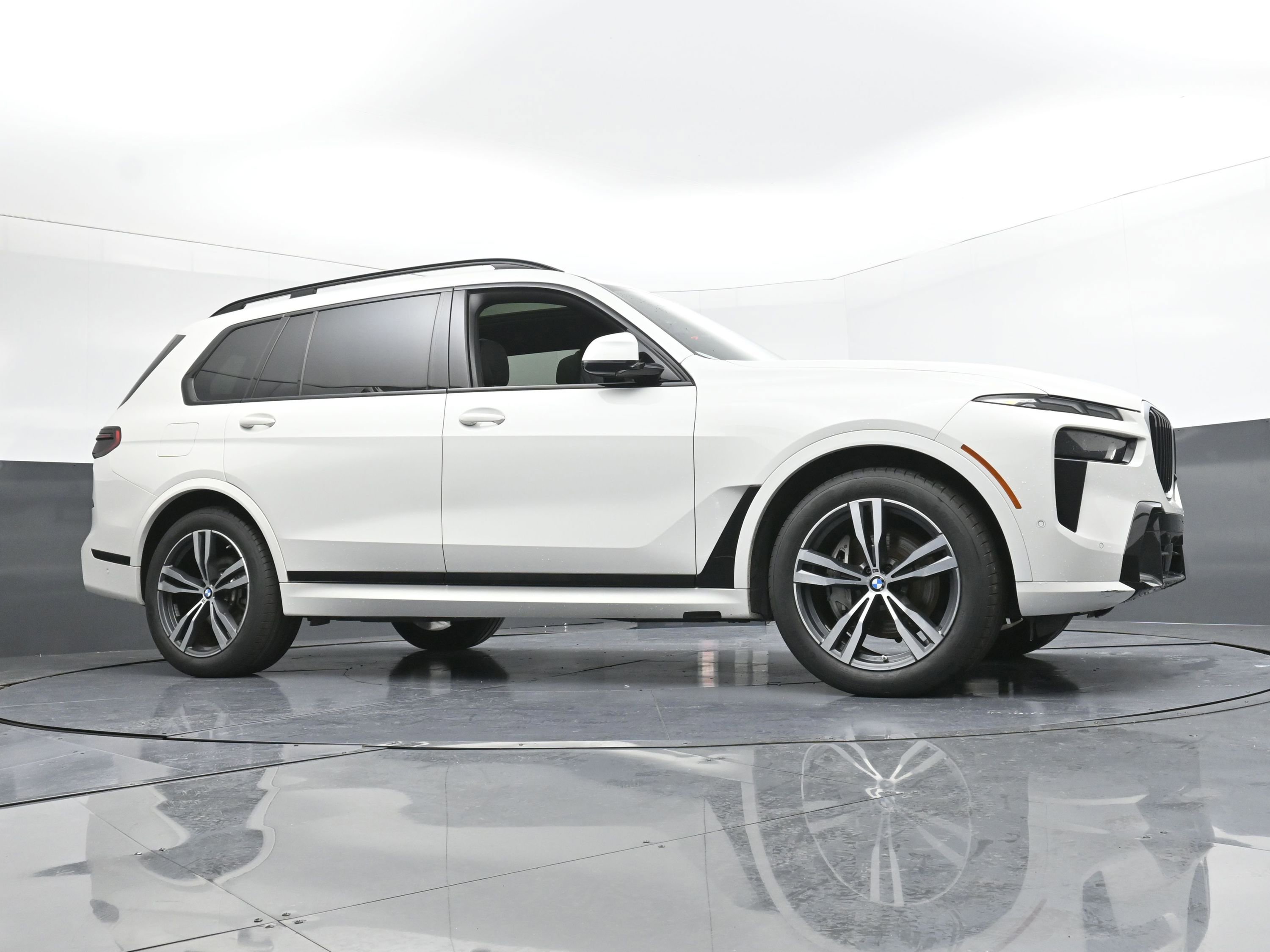 Used 2024 BMW X7 xDrive40i w/ M Sport Package image 25