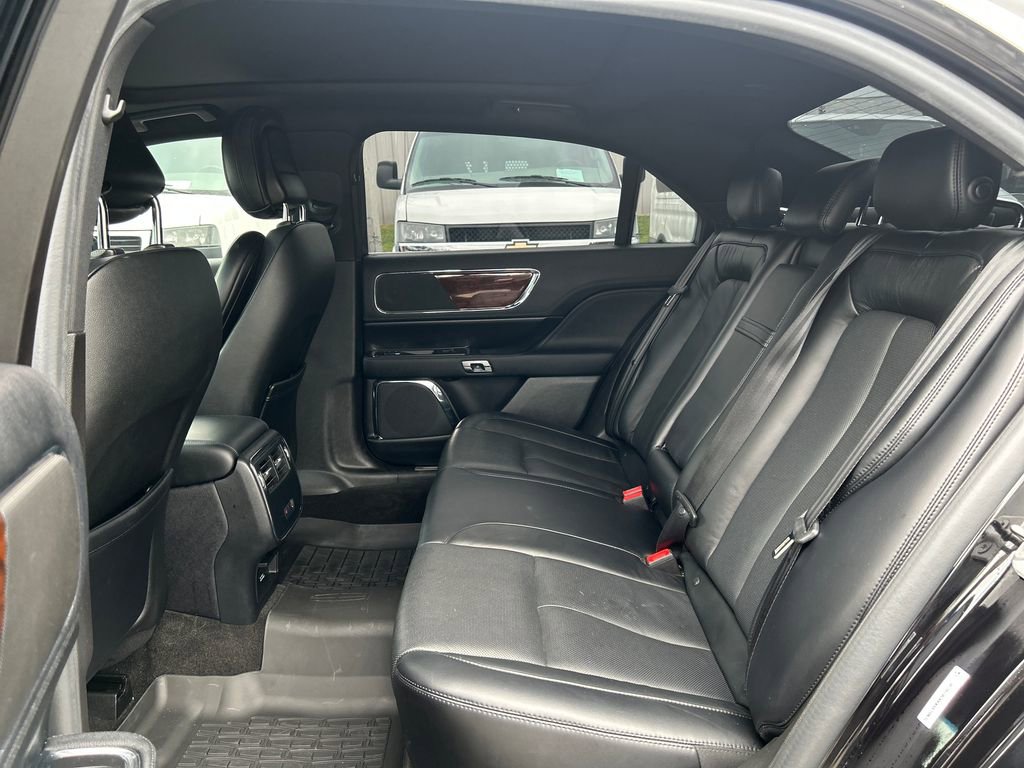 Used 2019 Lincoln Continental Select w/ Continental Climate Package FWD image 13