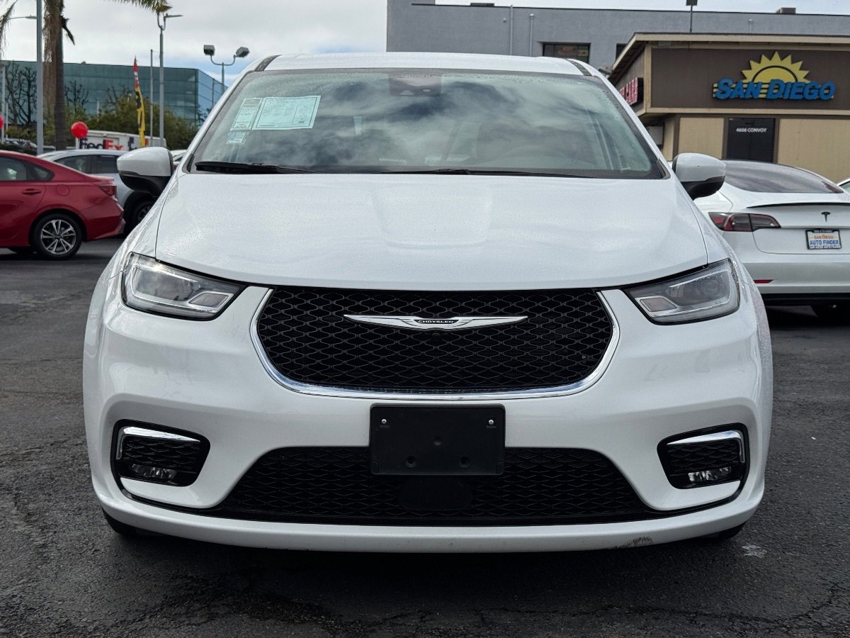 Used 2023 Chrysler Pacifica Touring-L FWD image 5
