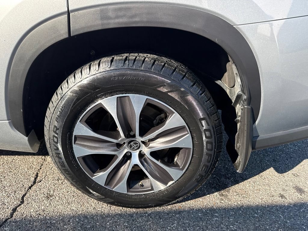 Used 2022 Toyota Highlander XLE AWD/4WD image 6