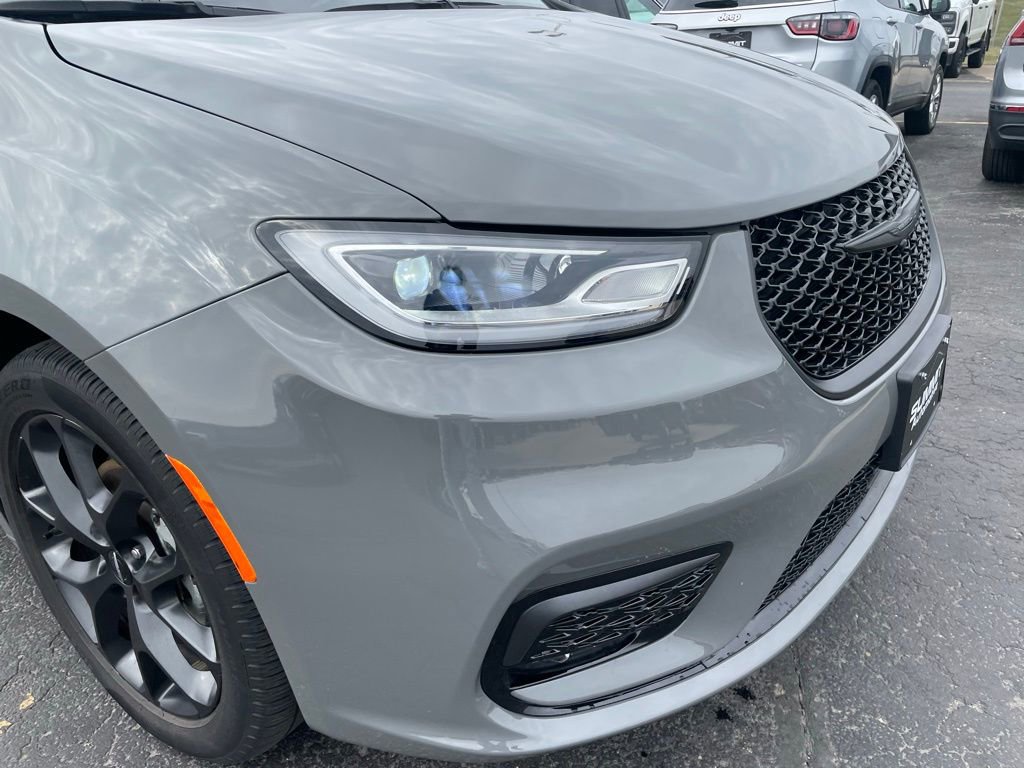 Used 2025 Chrysler Pacifica Limited image 28