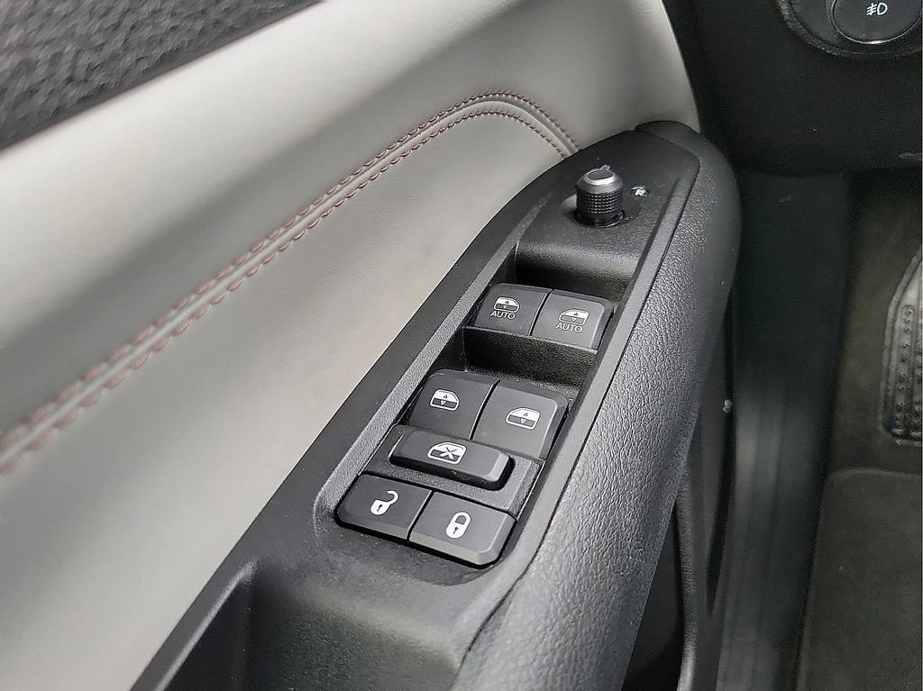 Used 2022 Jeep Compass Limited w/ Elite Group image 13