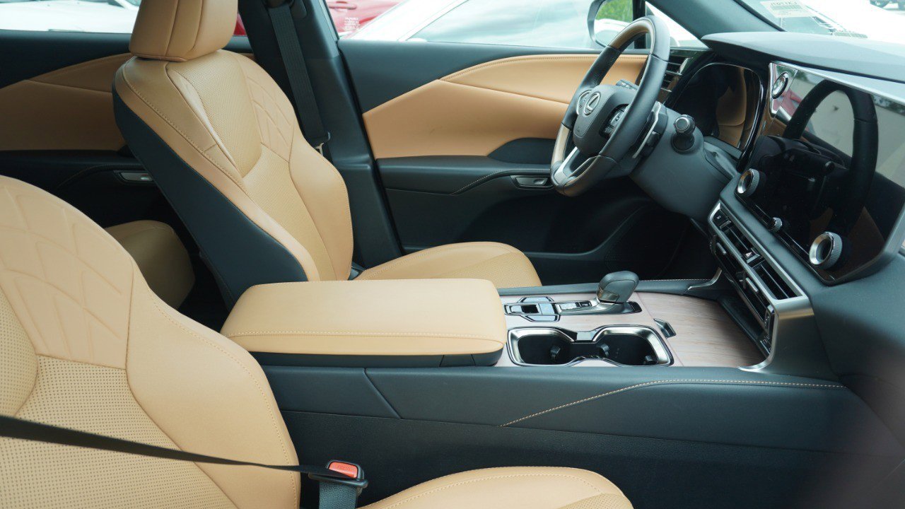 Used 2025 Lexus RX 350 Premium w/ Accessory Package (Z1) FWD image 9