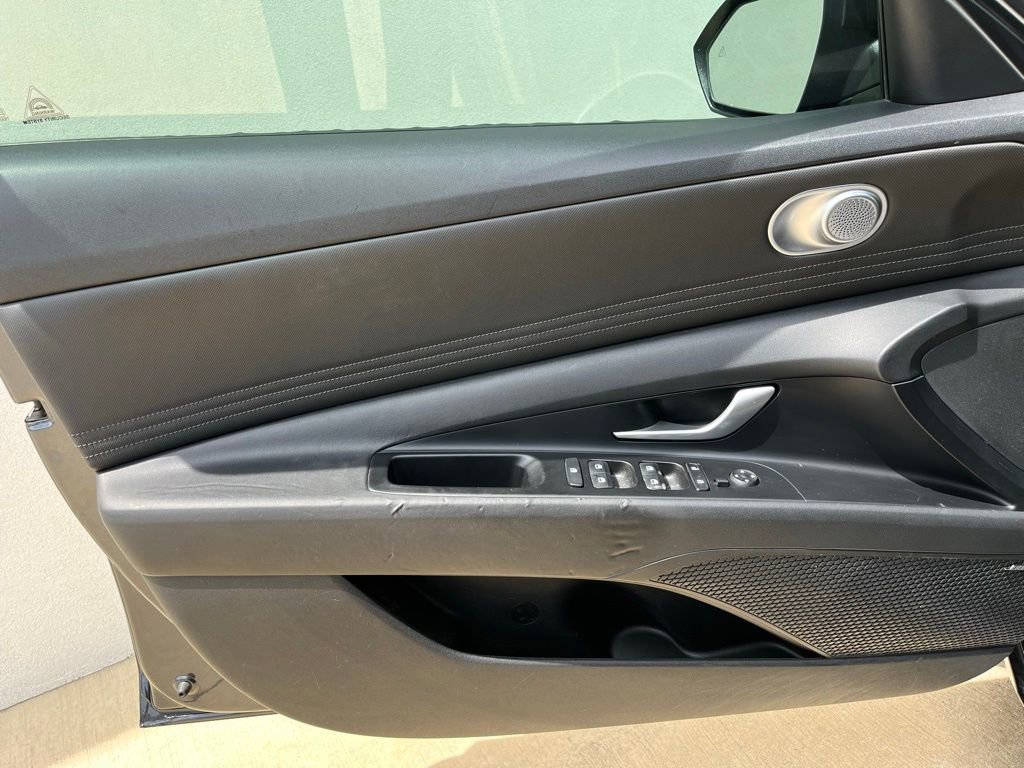 Used 2021 Hyundai Elantra Limited FWD image 13