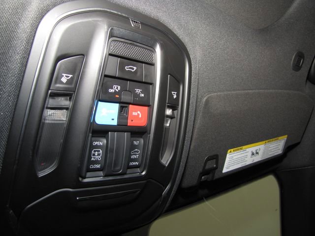 Used 2025 Jeep Grand Cherokee Altitude AWD/4WD image 8