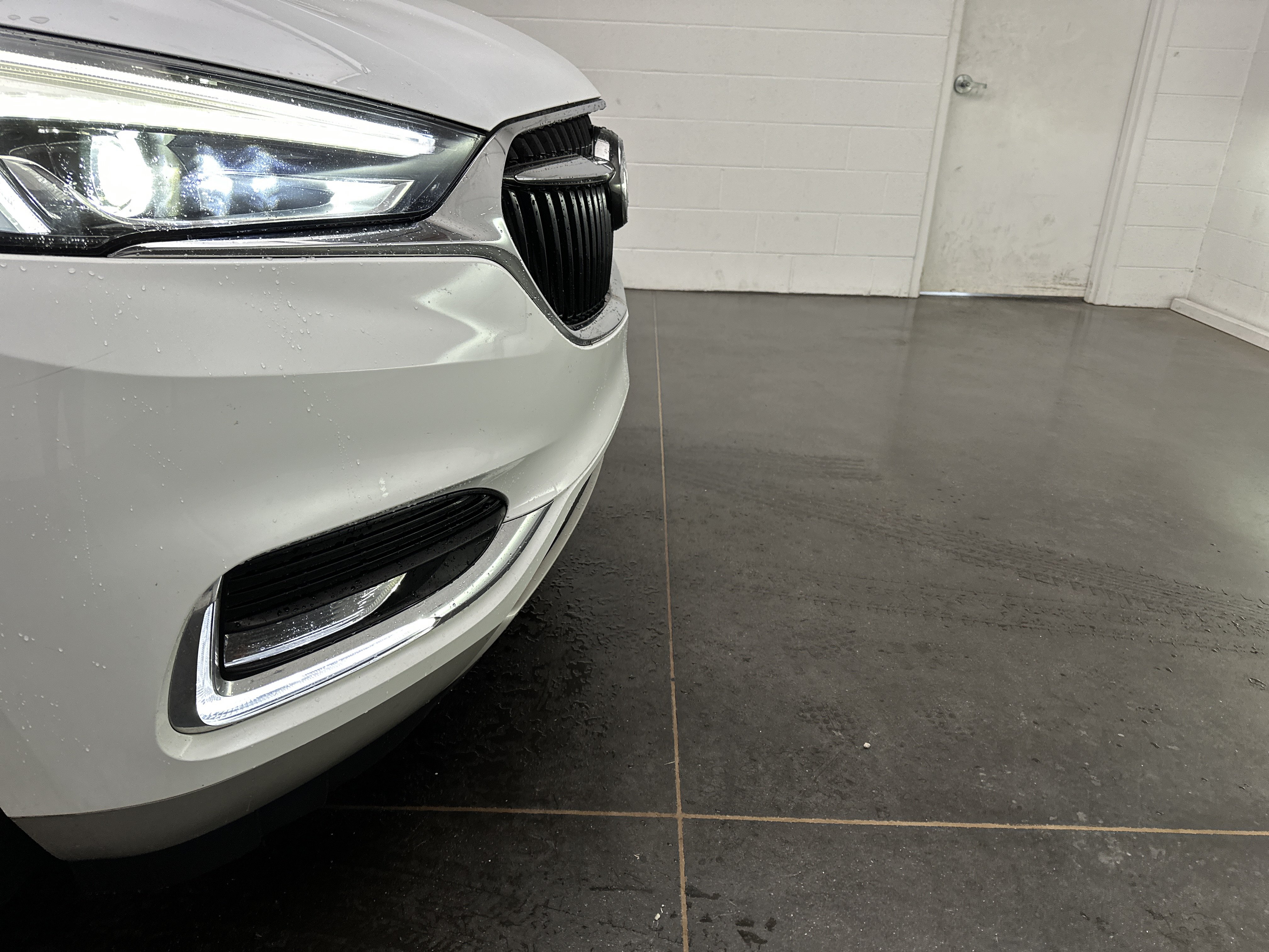 Used 2020 Buick Enclave Essence w/ Sound and Sites Package FWD image 2