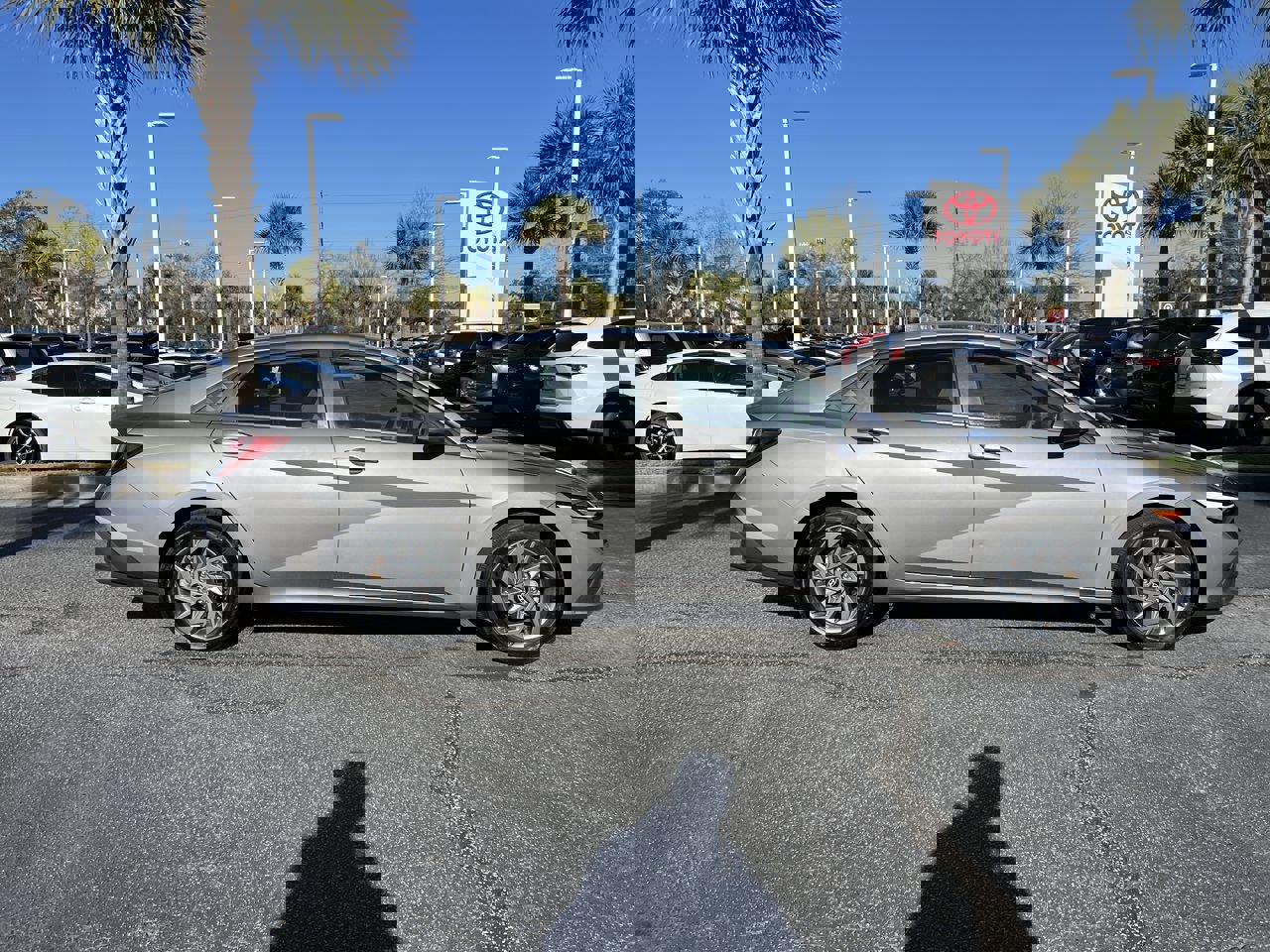 Used 2024 Hyundai Elantra SEL image 11