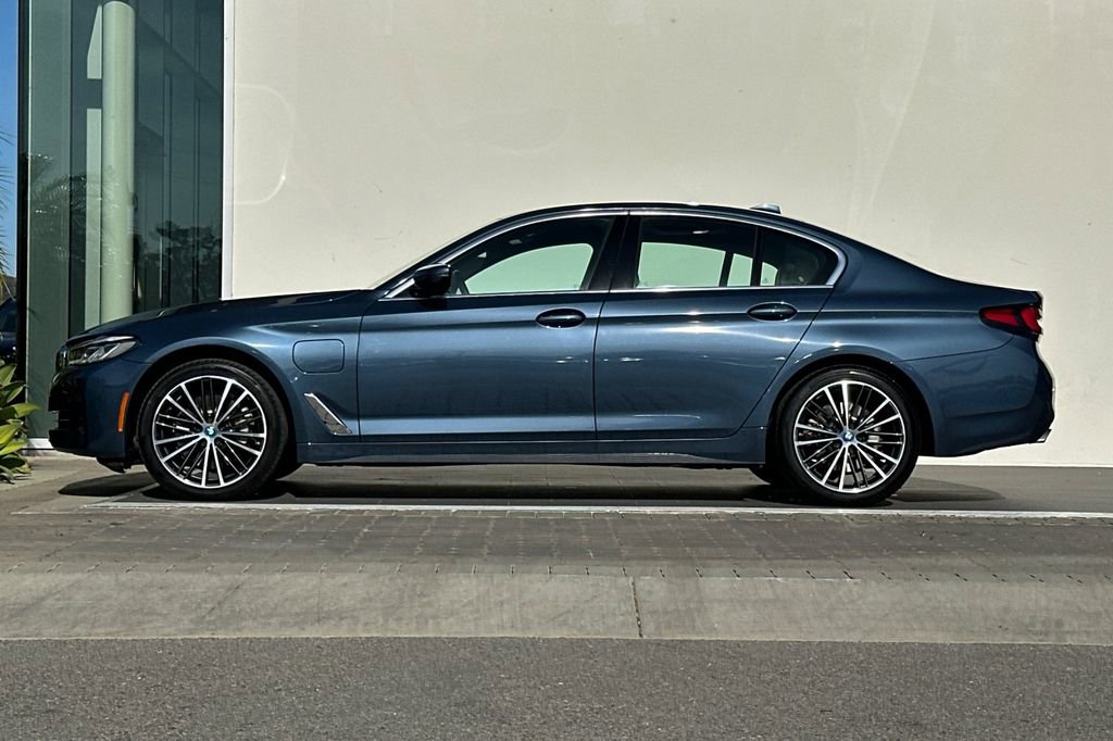 Used 2023 BMW 530e w/ Premium Package image 6
