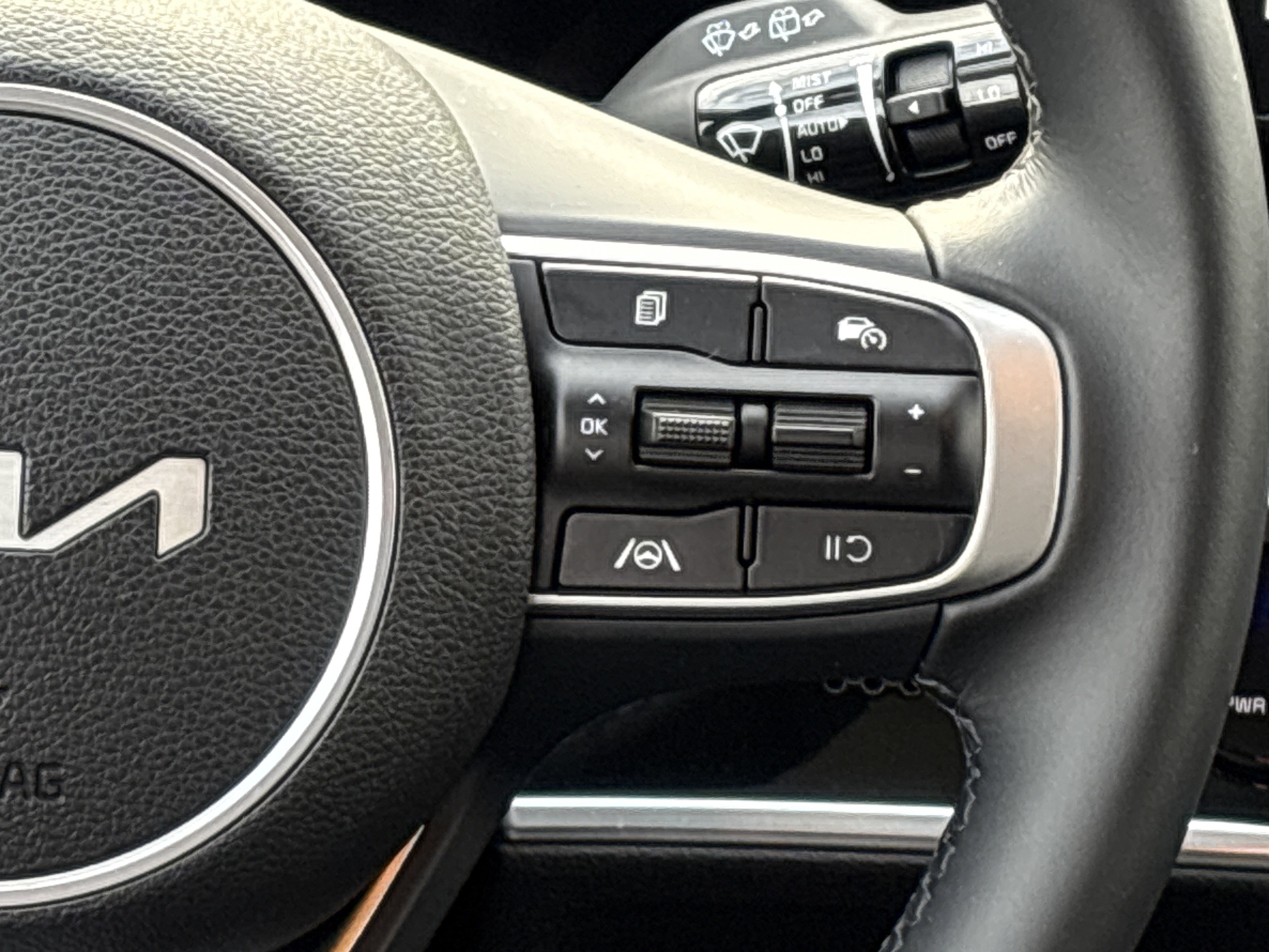 Used 2025 Kia Sportage EX image 18