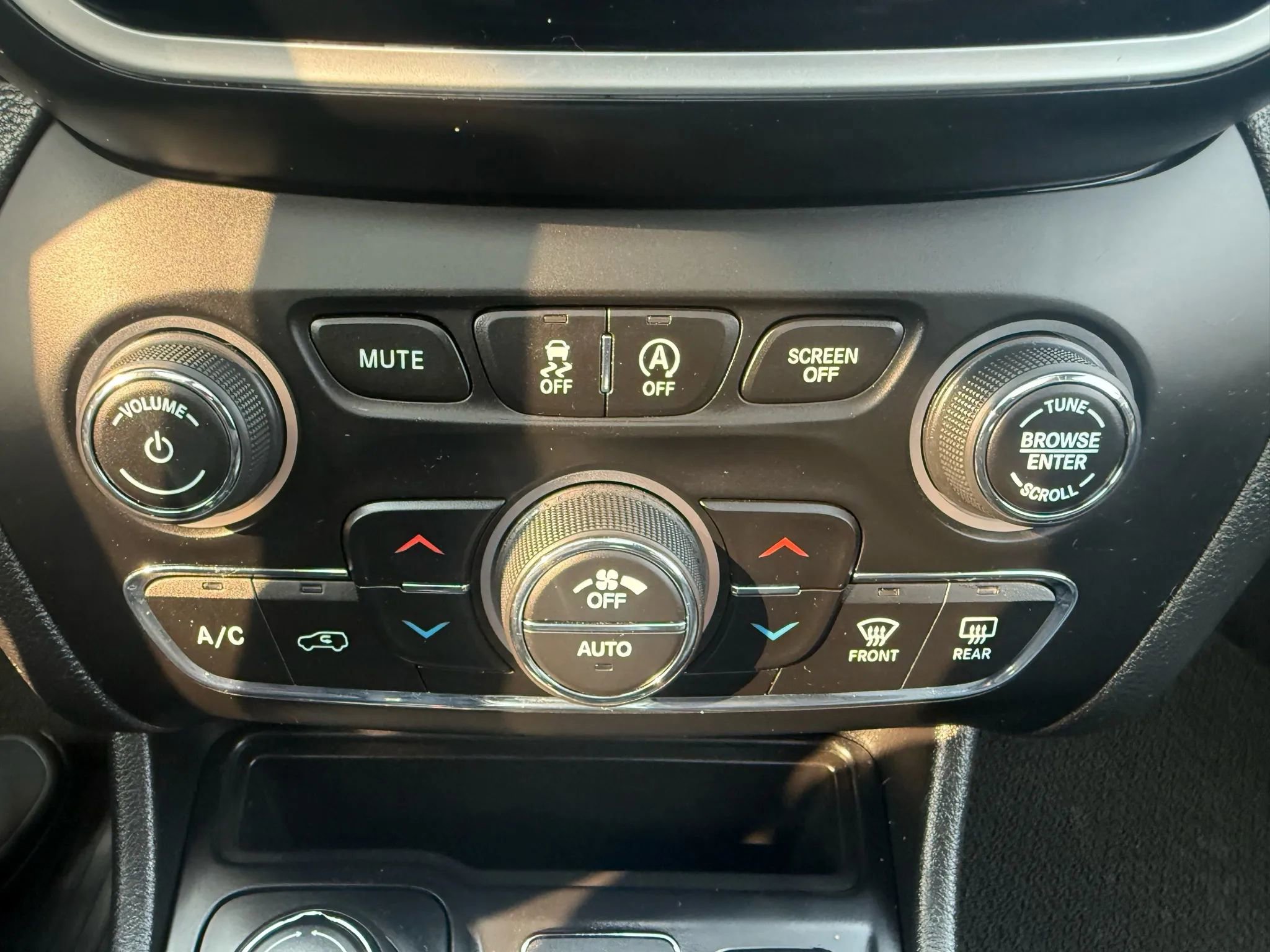 Used 2019 Jeep Cherokee Overland w/ Technology Group image 19