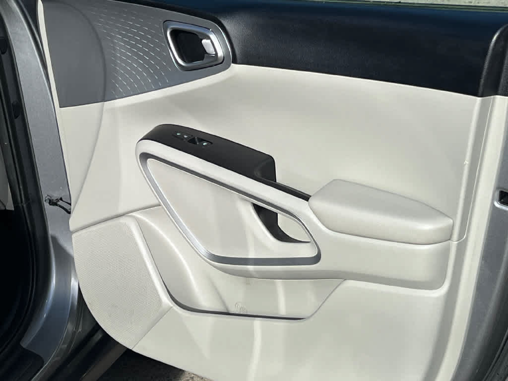 Used 2023 Kia Soul LX w/ LX Technology Package FWD image 14