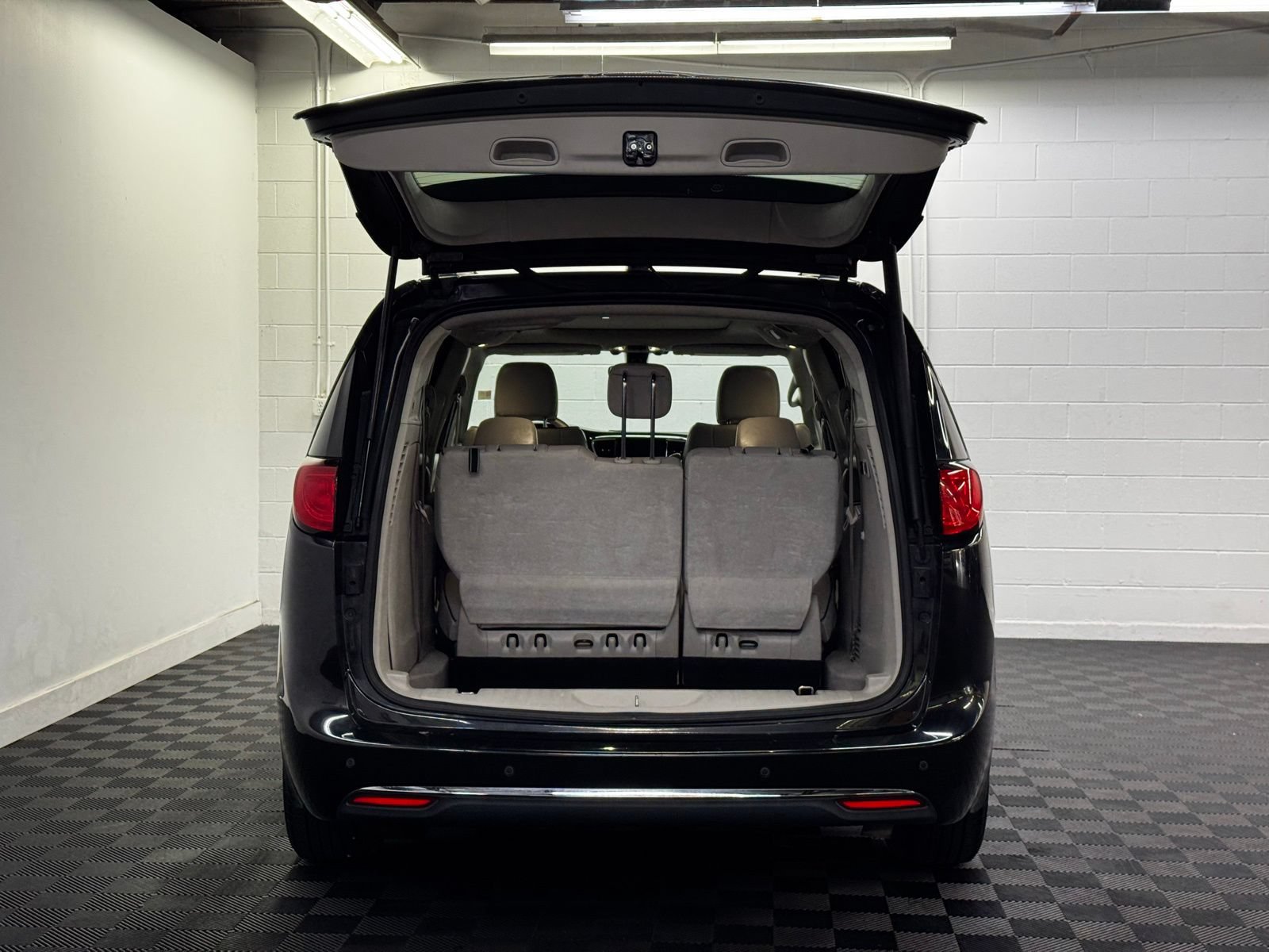 Used 2020 Chrysler Pacifica Limited FWD image 32