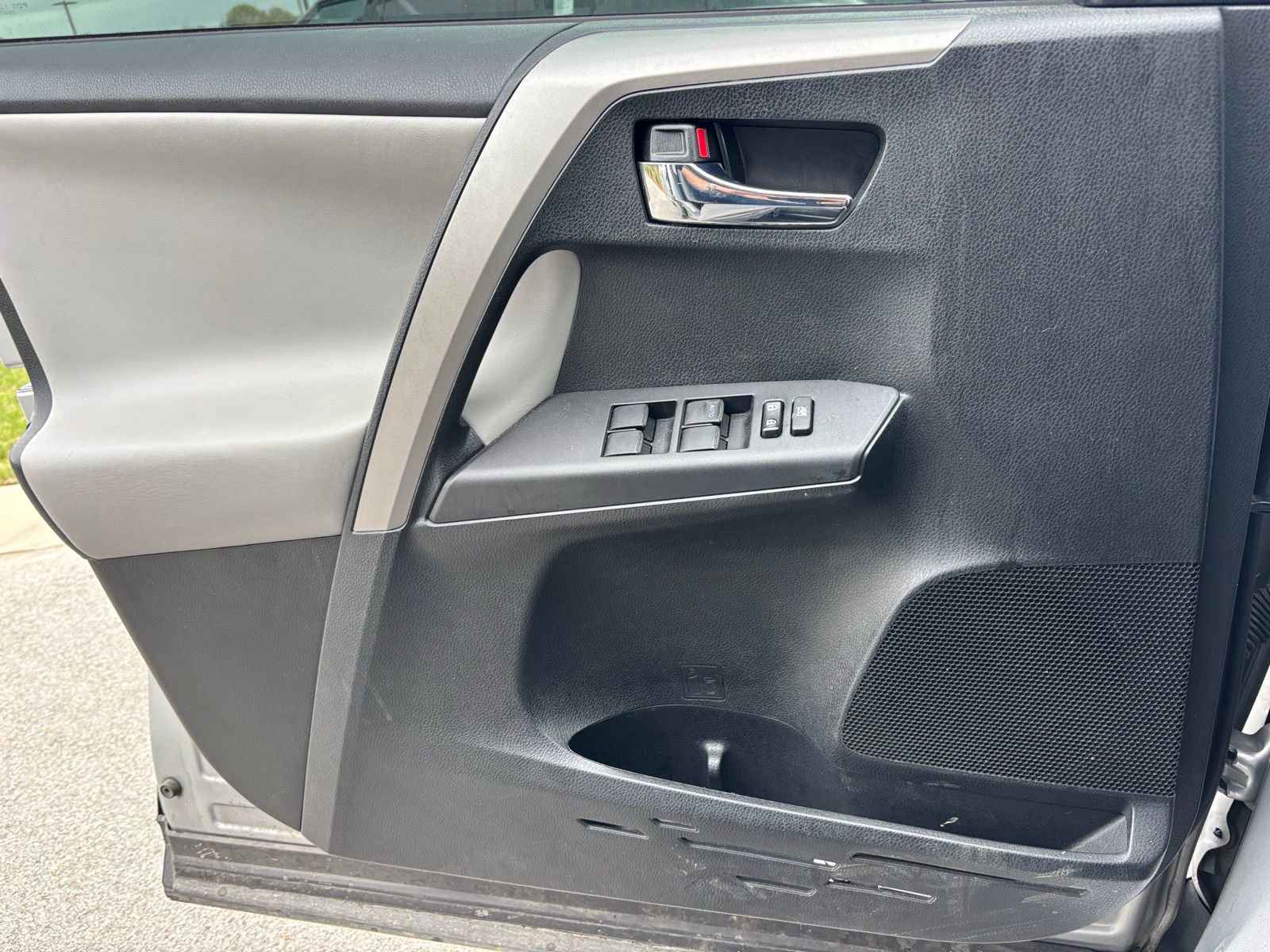 Used 2016 Toyota RAV4 XLE w/ Convenience Package image 6