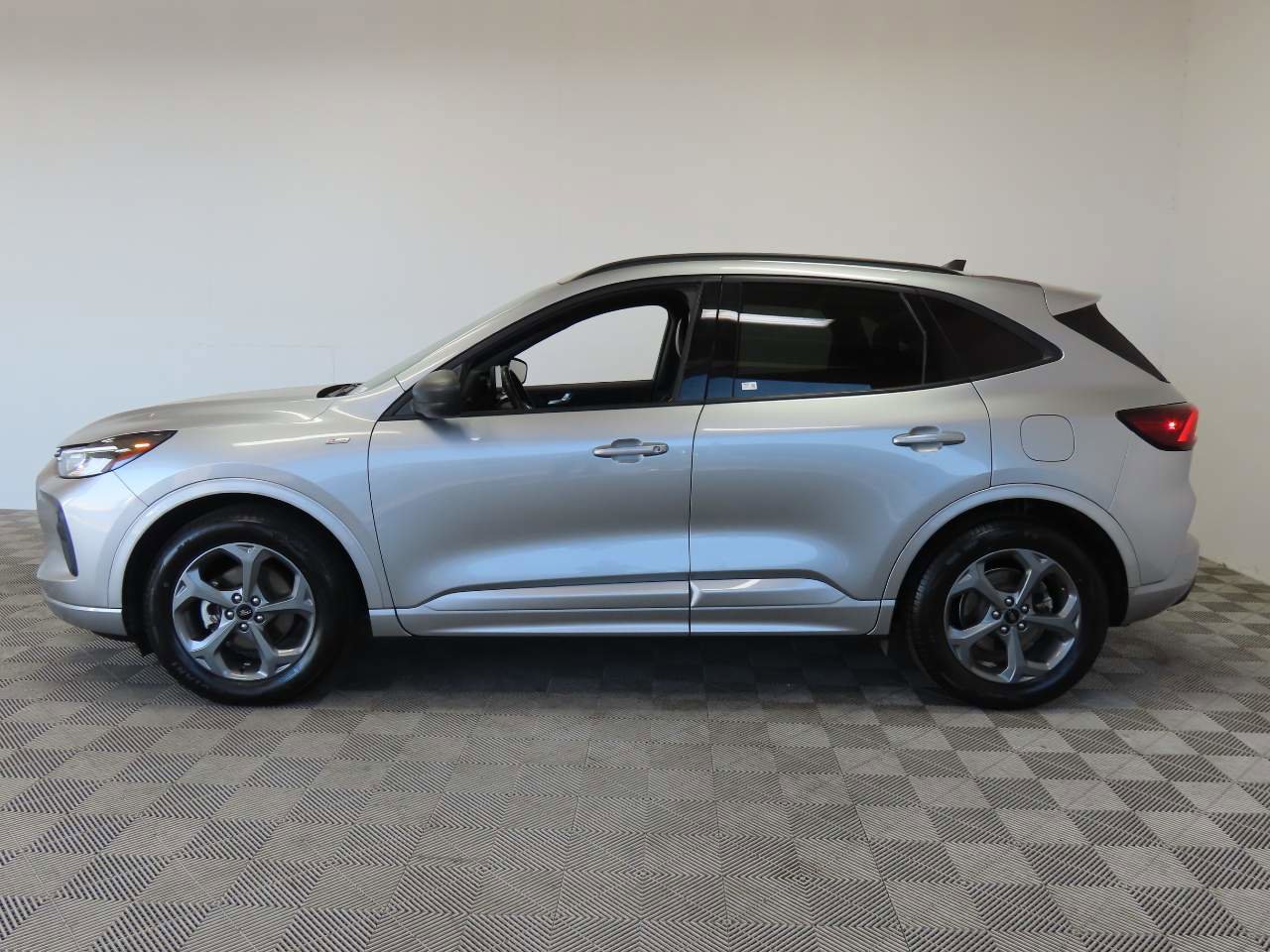 Used 2024 Ford Escape ST-Line w/ Cold Weather Package FWD image 5