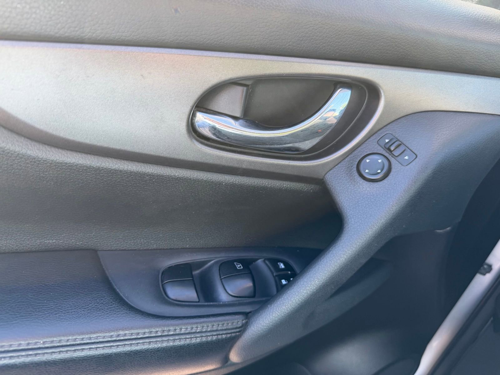 Used 2015 Nissan Rogue S image 21