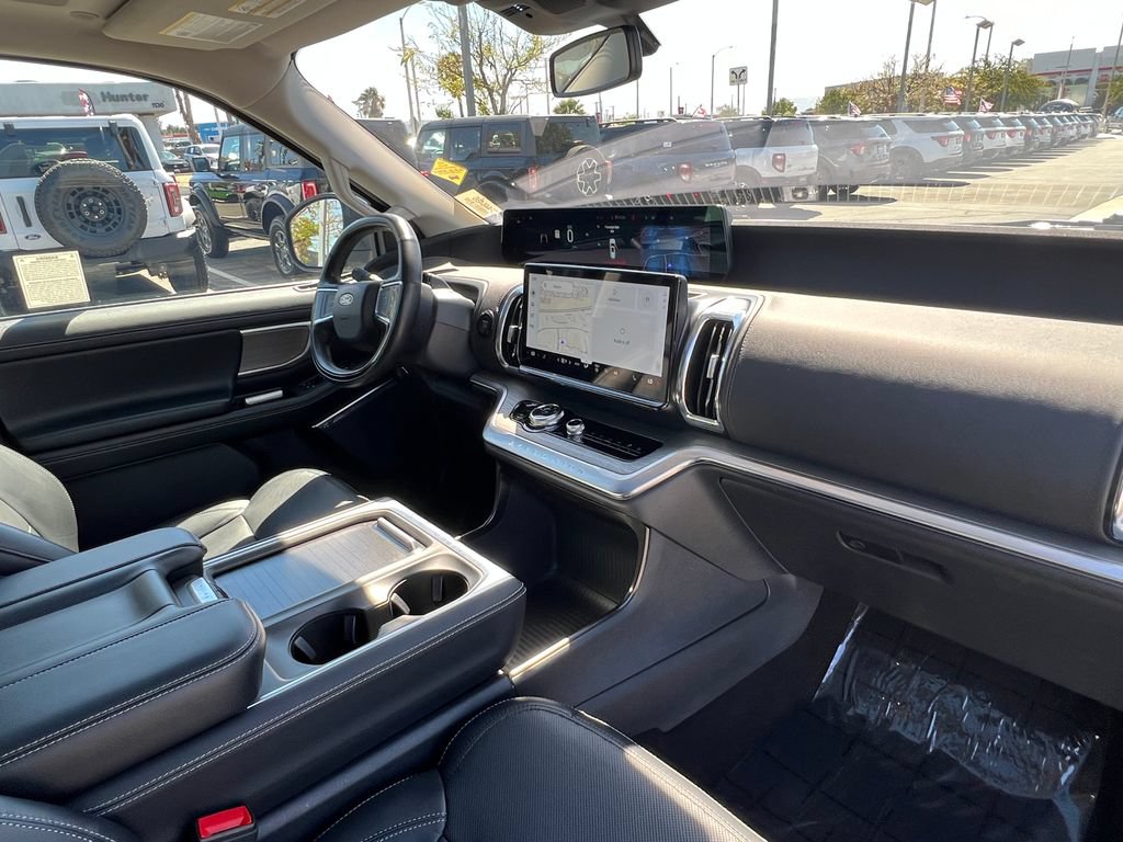 Used 2025 Ford Expedition Platinum w/ Driver's Package AWD/4WD image 16