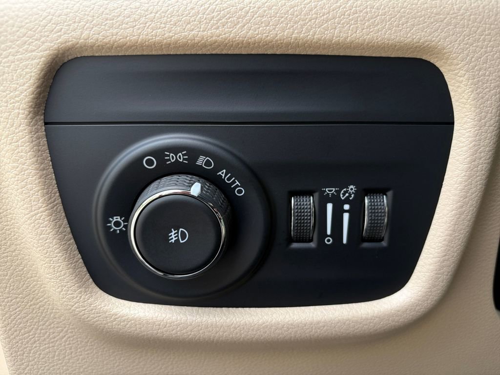 Used 2023 Jeep Grand Cherokee Limited AWD/4WD image 3
