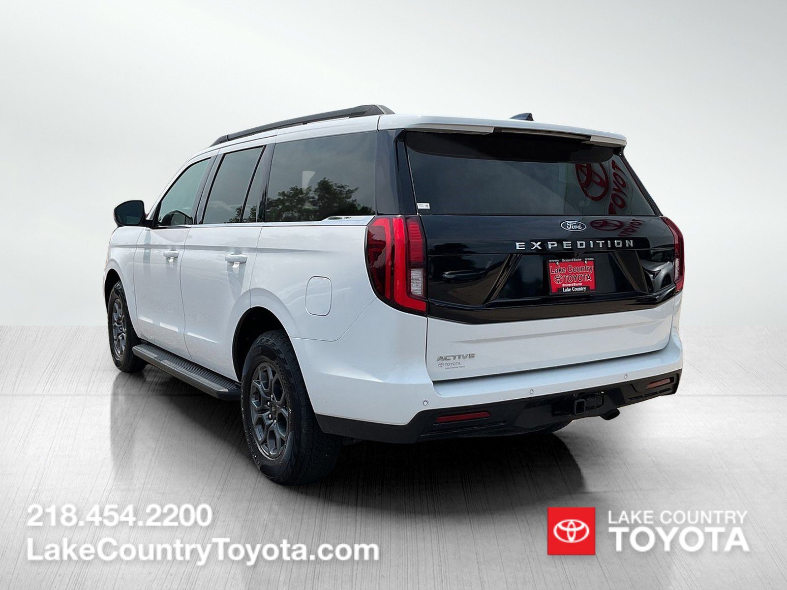 Used 2025 Ford Expedition Active AWD/4WD image 3