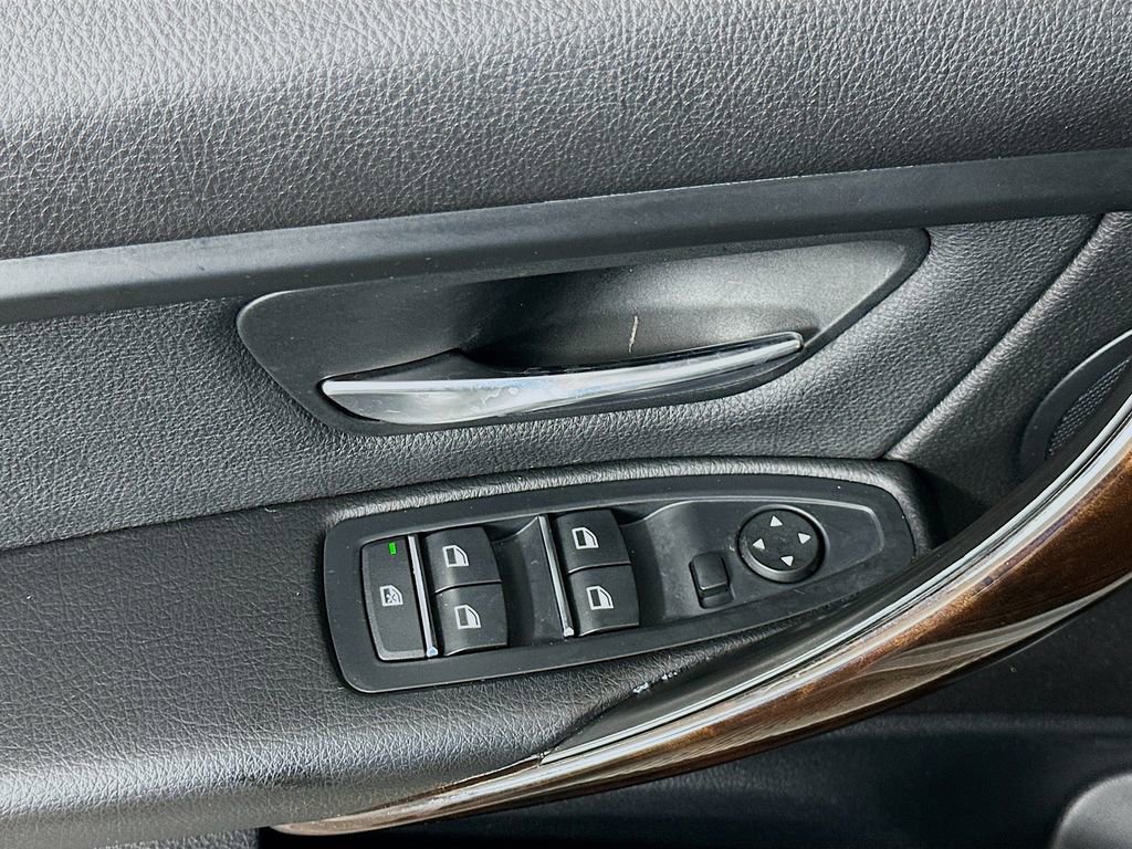 Used 2016 BMW 320i Sedan RWD image 18