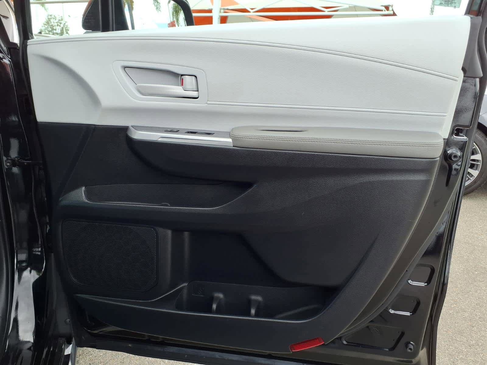 Certified 2025 Toyota Sienna LE FWD image 24