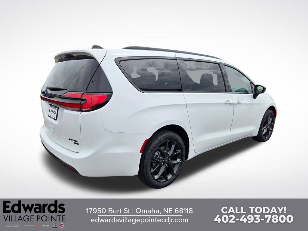 New 2027 Chrysler Pacifica Limited AWD/4WD image 3