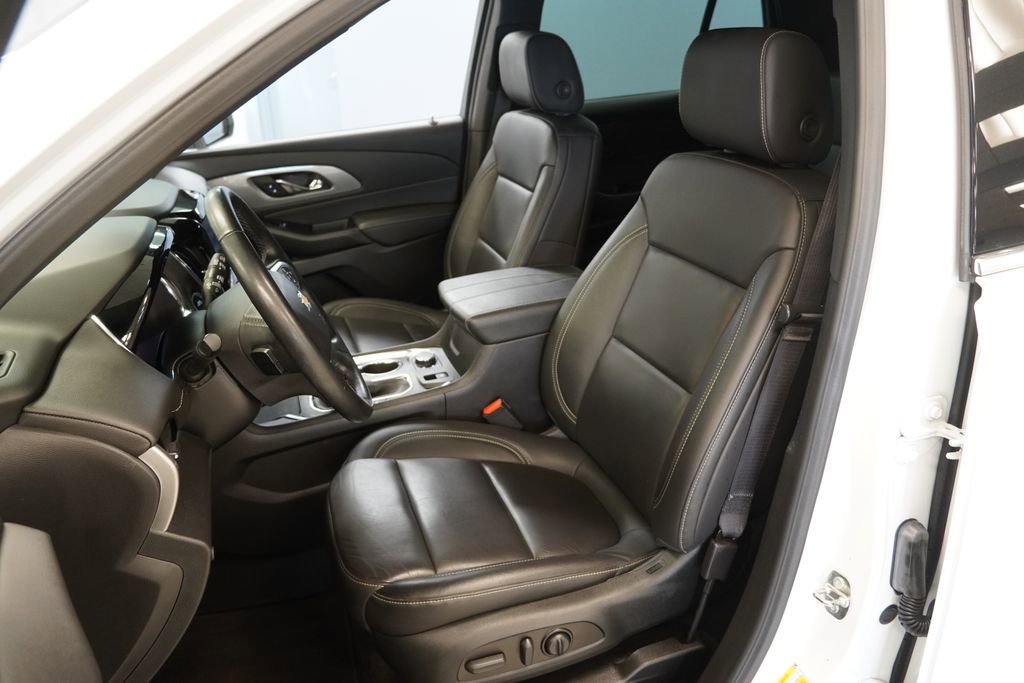 Used 2023 Chevrolet Traverse LT image 3