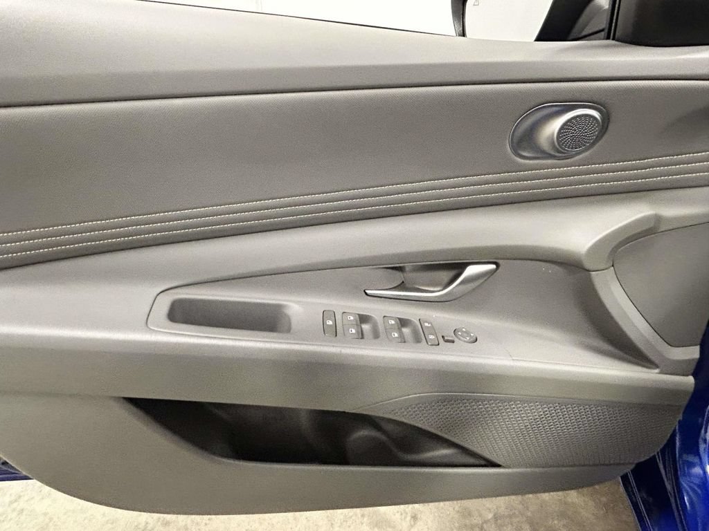 Certified 2025 Hyundai Elantra Sport FWD image 12