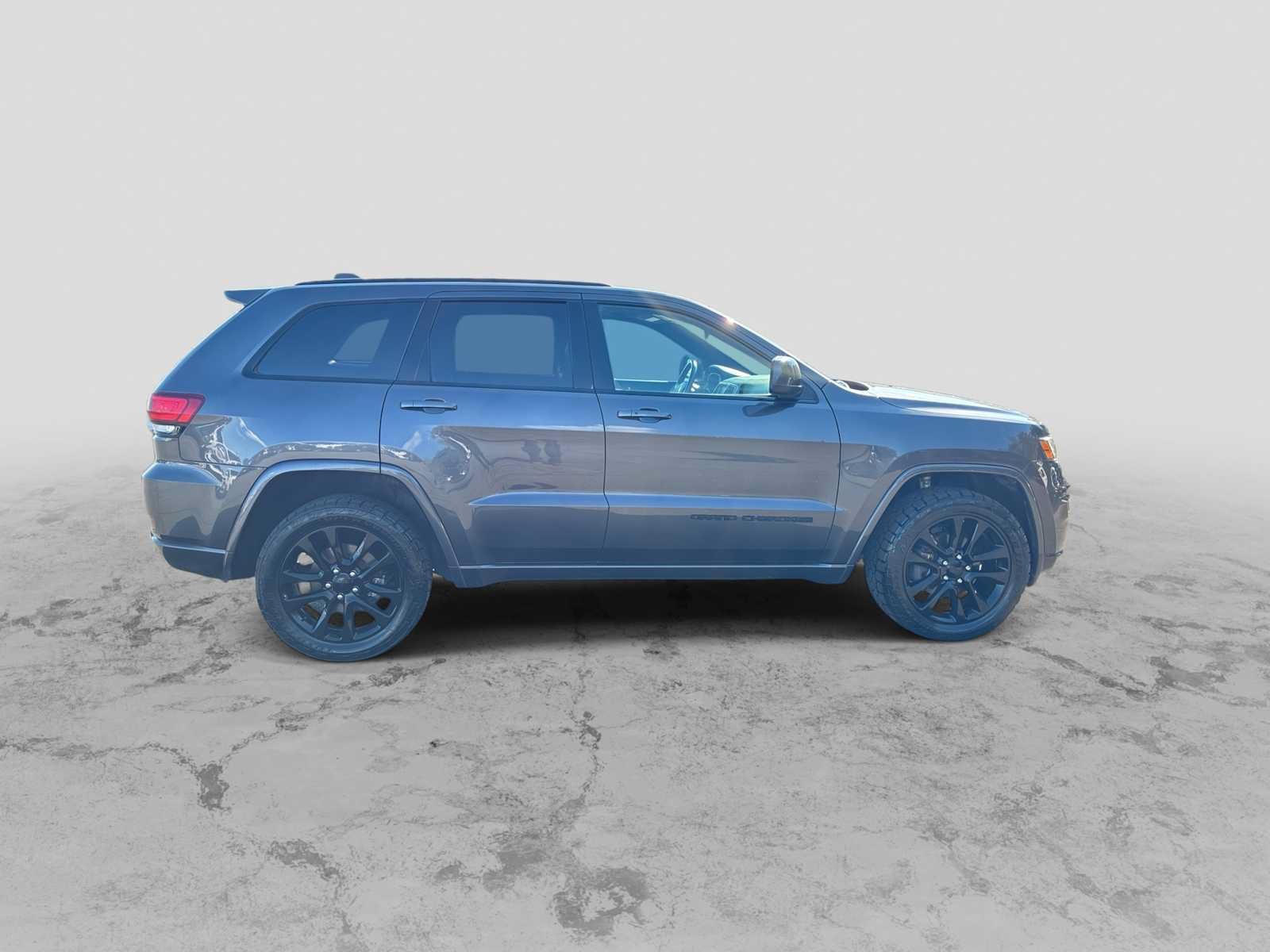 Used 2018 Jeep Grand Cherokee Altitude AWD/4WD image 9