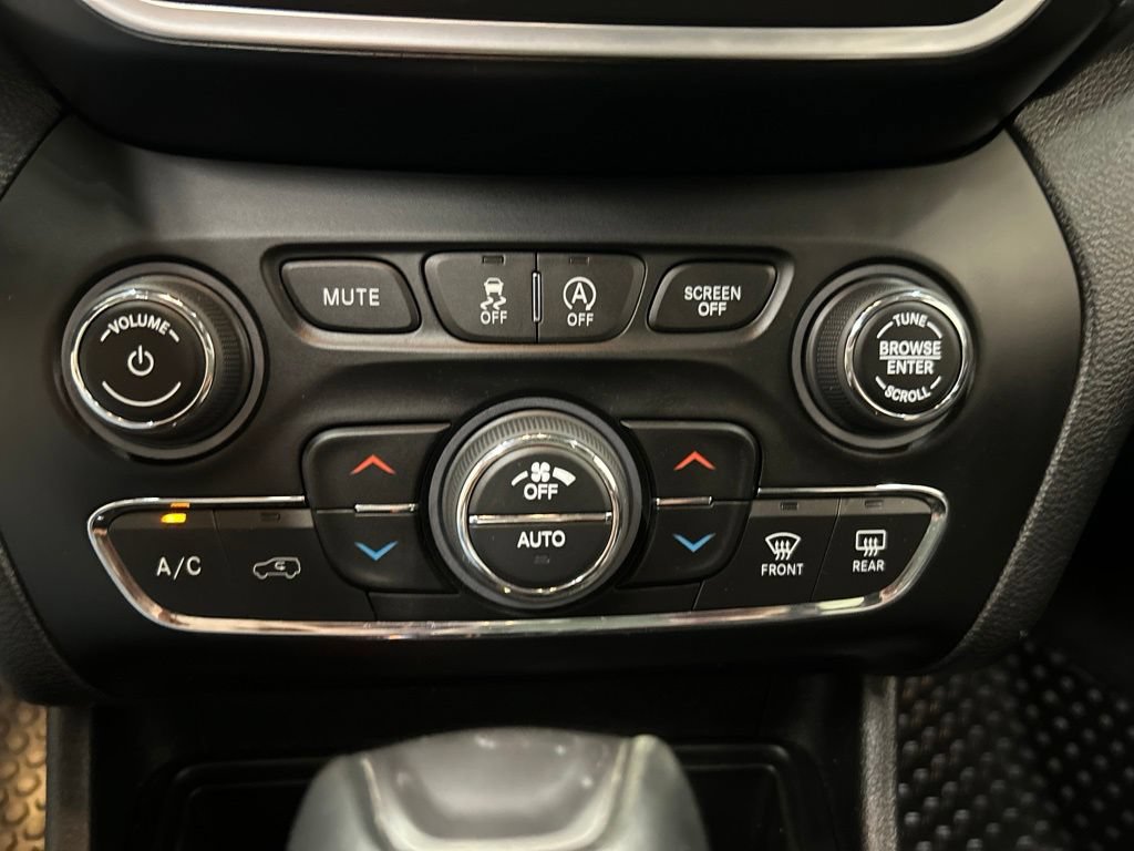 Used 2021 Jeep Cherokee Latitude Lux w/ Sun & Sound Group FWD image 24