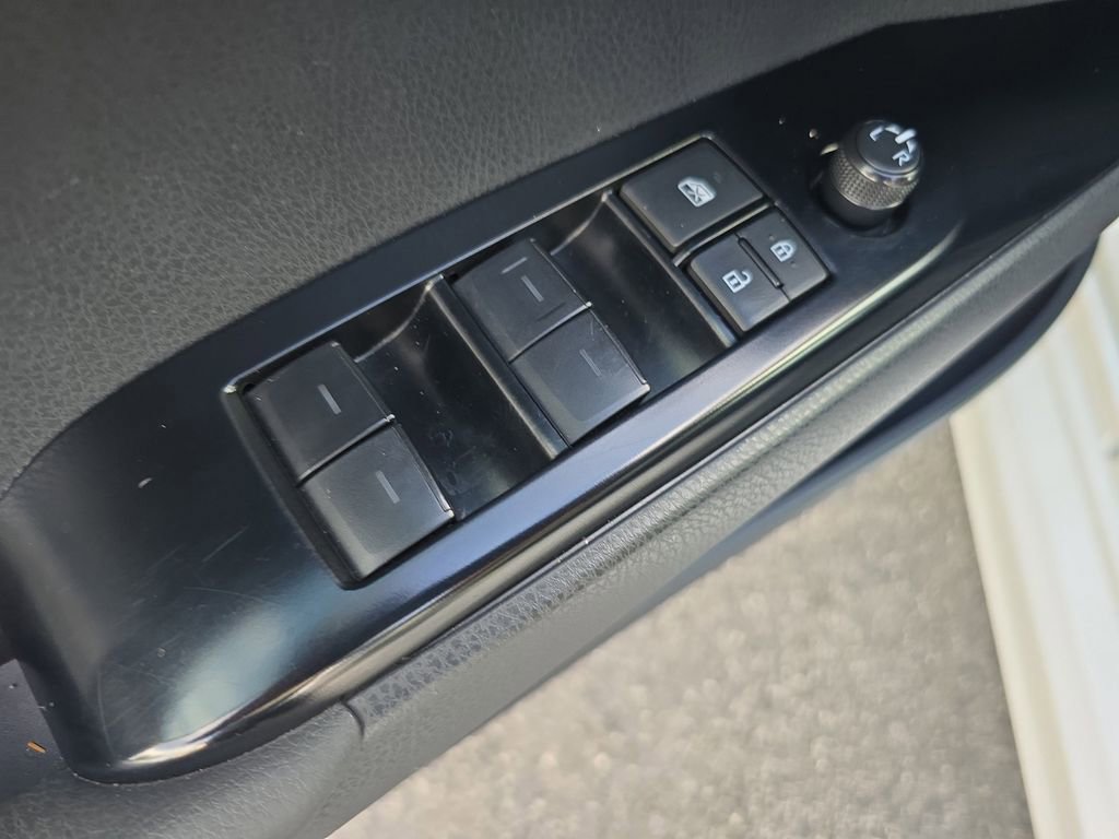Used 2025 Toyota Camry SE image 15