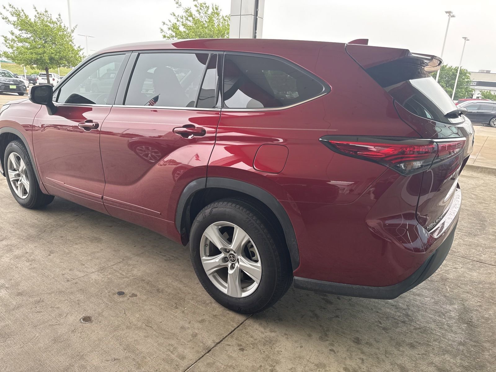 Used 2021 Toyota Highlander LE FWD image 3