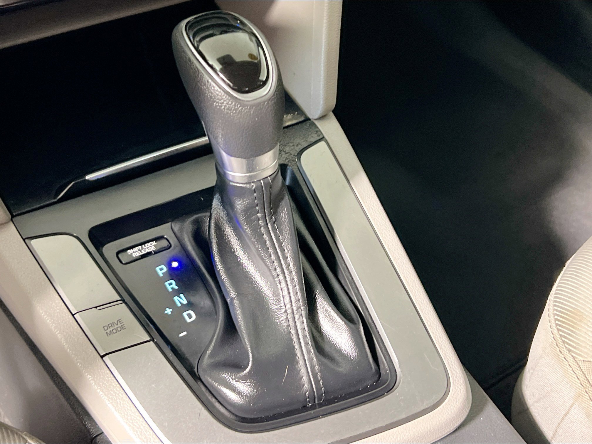 Used 2017 Hyundai Elantra SE image 24