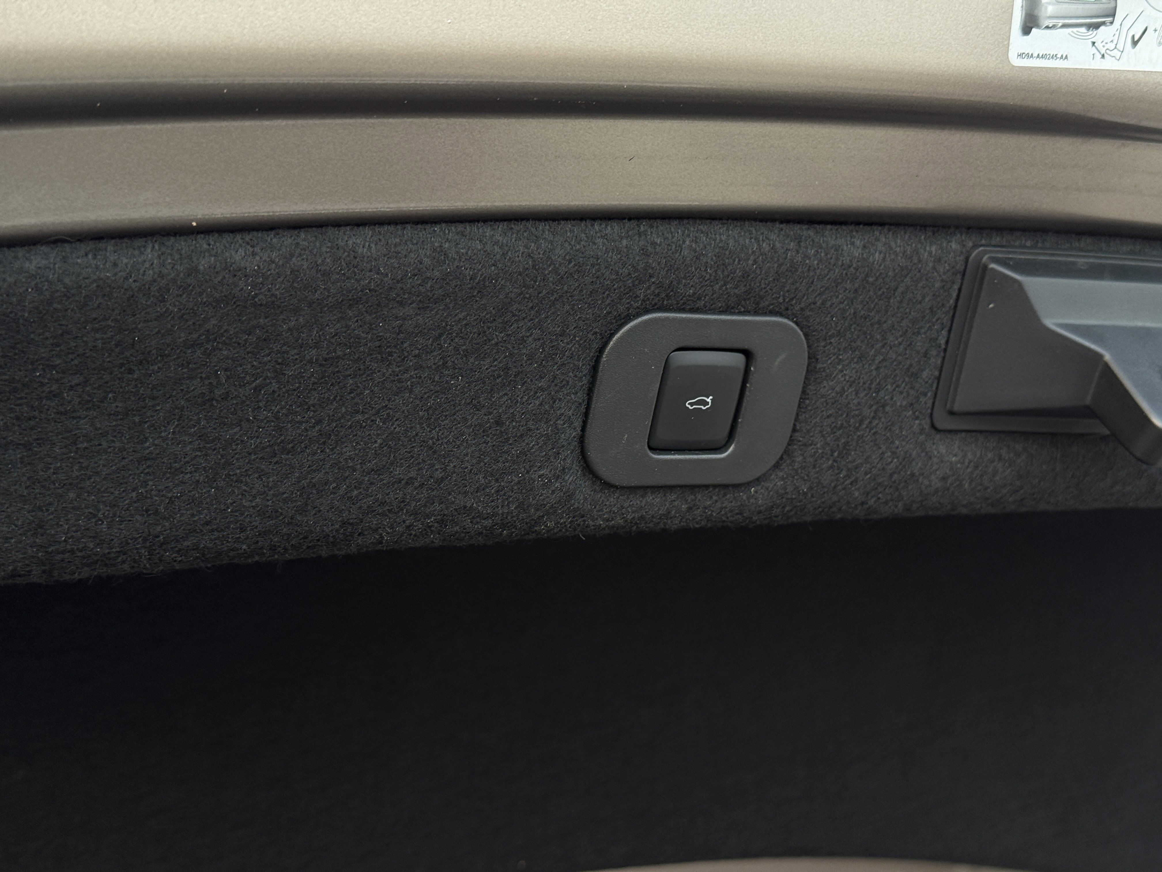 Used 2019 Lincoln Continental Select w/ Continental Climate Package image 38