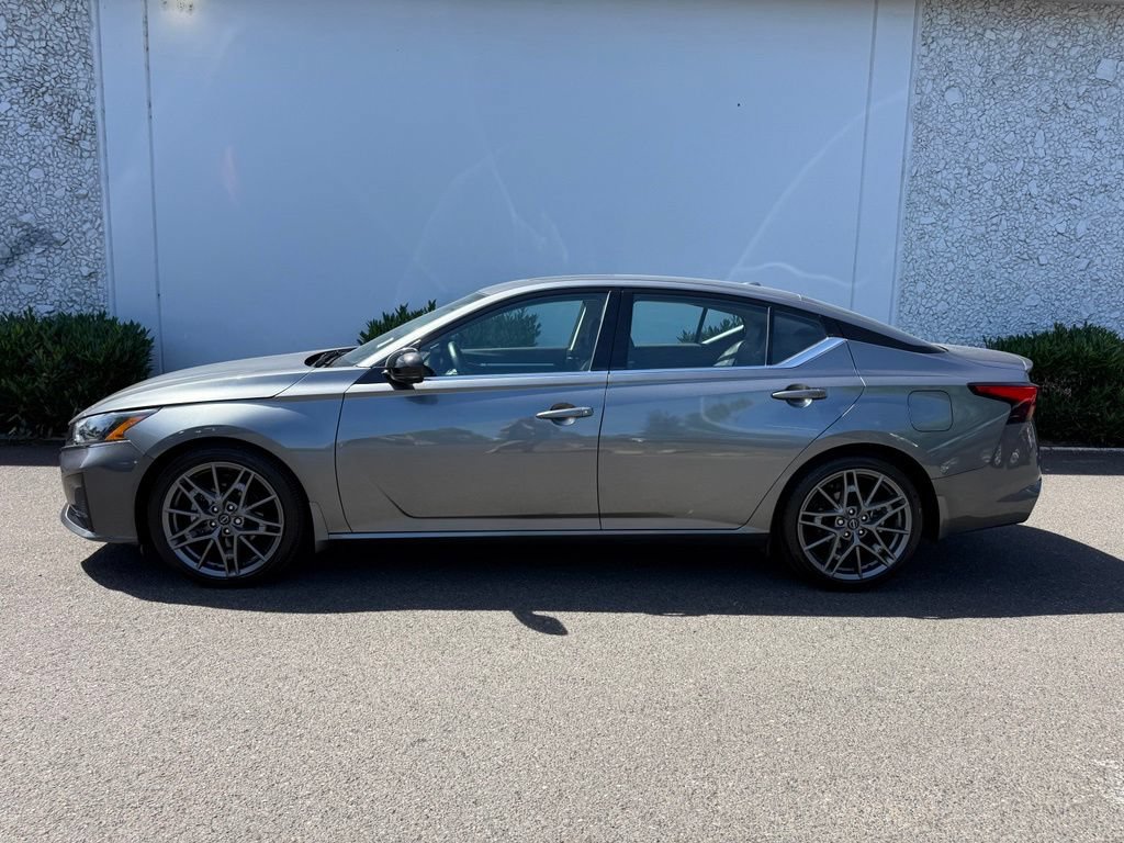 Used 2023 Nissan Altima 2.0 SR FWD image 3