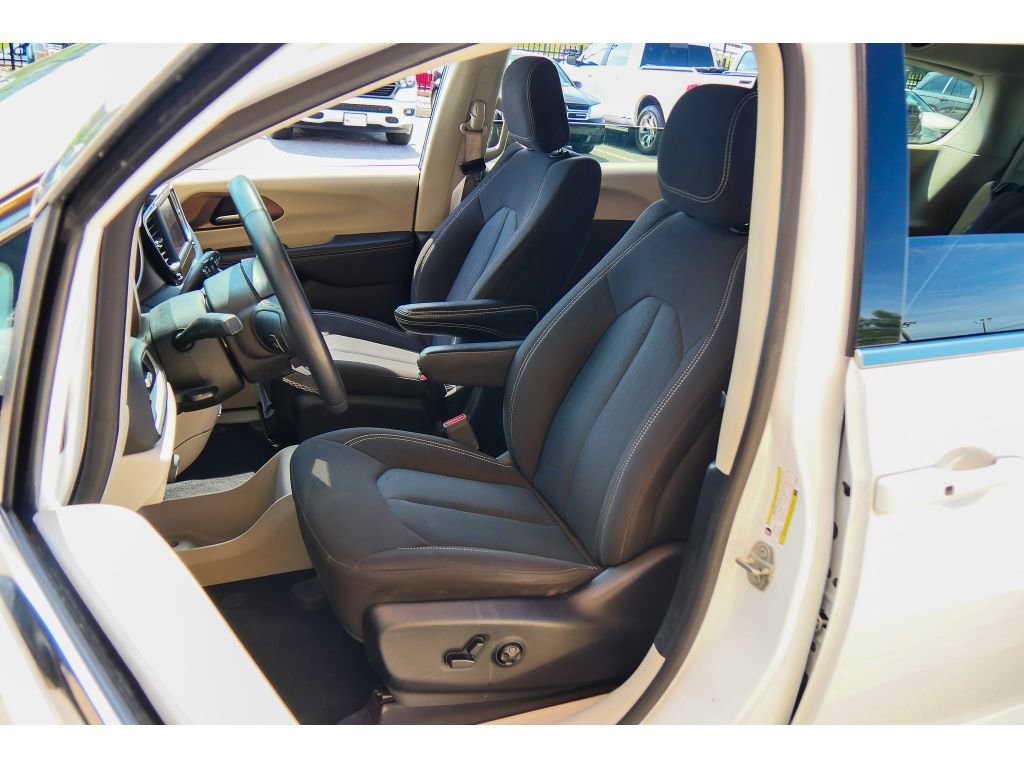 Used 2023 Chrysler Voyager LX image 10