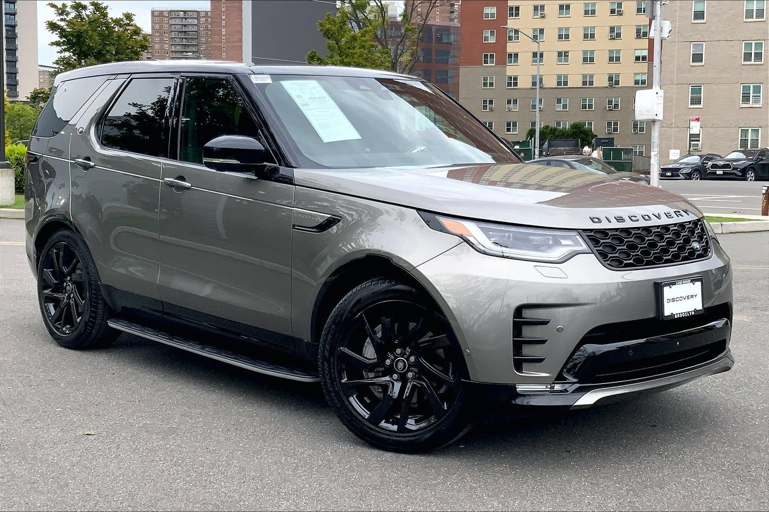 Certified 2025 Land Rover Discovery Dynamic SE AWD/4WD image 2